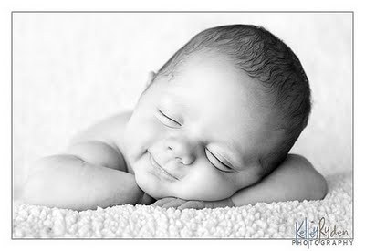 bambino-che-sorride-nel-sonno